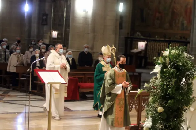El obispo Julián Ruiz ofició la misa en la Catedral de Huesca.