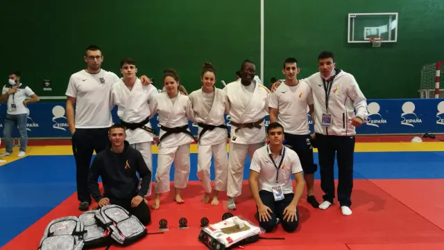 Judocas cadetes de Binéfar en la competición cántabra.