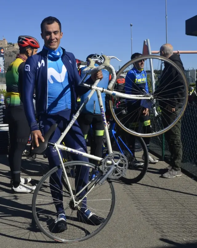 Sergio Samitier con la bicicleta que le regaló José Antonio Pérez cuando era niño.