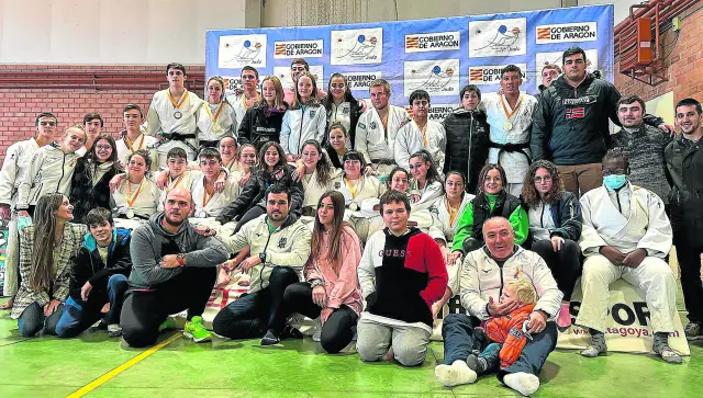 Judocas de categoría cadete de los clubes Judo Binéfary Judo Huesca.