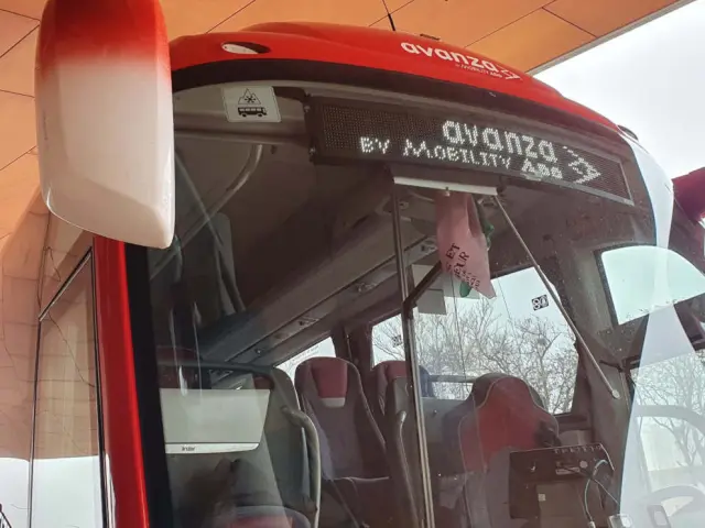 Distintivo que señala que el autobús puede circular en nivel rojo.