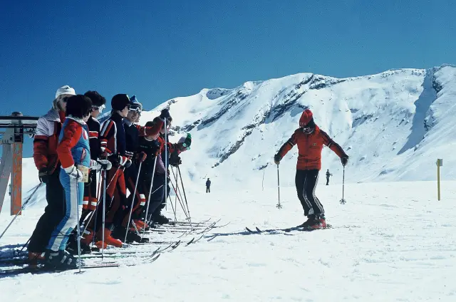 Clase práctica de esquí para disfrutar de las pistas de Cerler.
