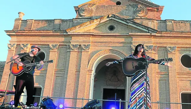 Actuación de Amaral en la Cartuja de las Fuentes (Sariñena) dentro del Festival SoNna.