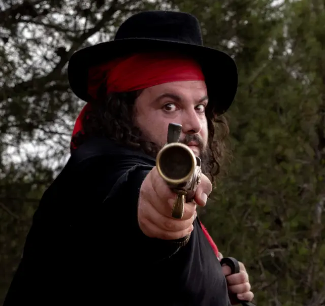 Roberto Nistal caracterizado como el bandido Cucaracha.