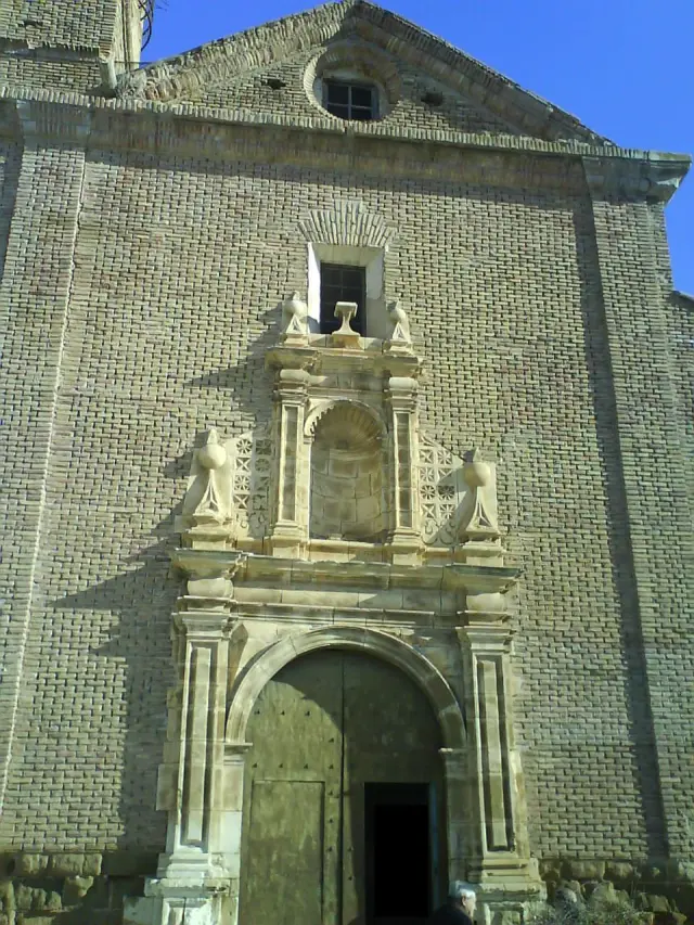 La Iglesia Nuestra Señora de la Asunción de Azanuy tiene una portada con aires renacentistas