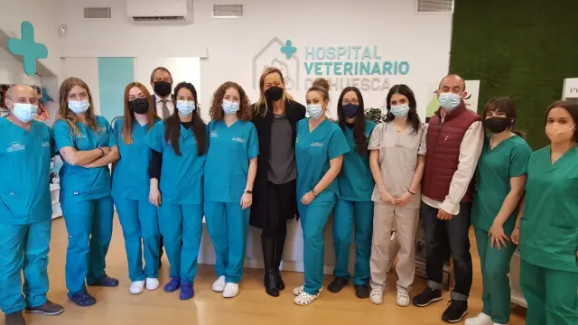 La consejera junto a las veterinarias del Hospital Veterinario de Huesca