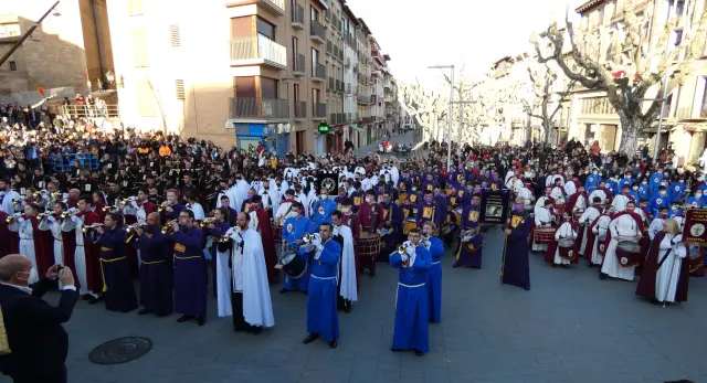 Participantes de las cofradías penitenciales ayer en el marco de la lectura del Pregón de Semana Santa, en Barbastro.