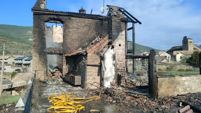 Otra imagen de la vivienda arrasada por el fuego.