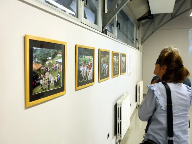 Visitantes observan algunas de las imágenes que forman parte de la exposición en el Centro Manuel Benito.