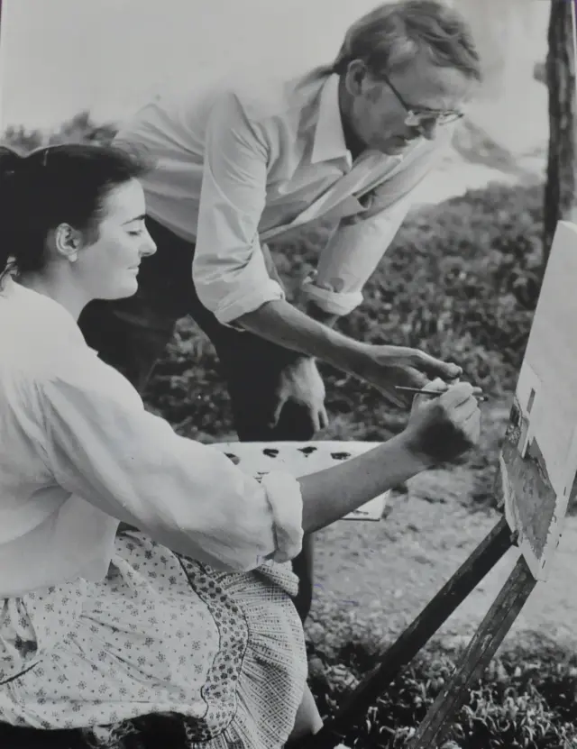 John Boucher, junto a una alumna, en los inicios de la escuela de pintura de Berdún.