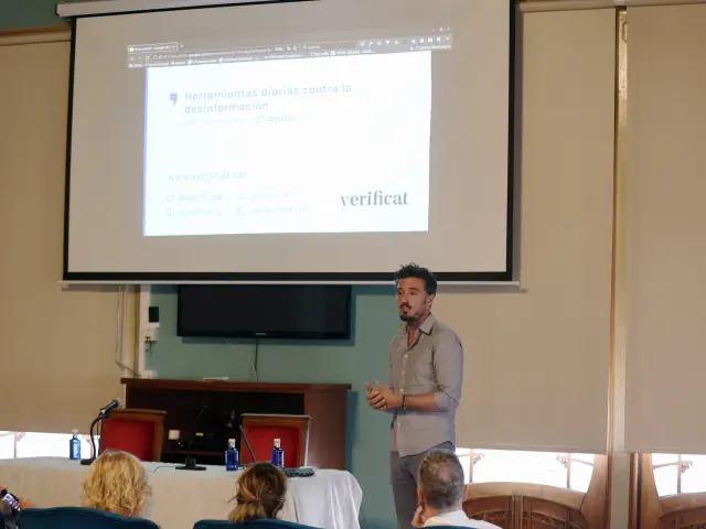 El codirector de Verificat, Lorenzo Marini, impartió la charla “Herramientas diarias contra la desinformación digital”.