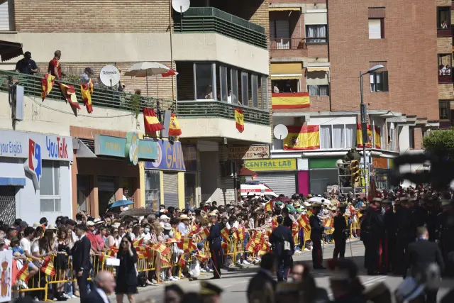 Al terminar el desfile los Reyes de España fueron aclamados por el público asistente.