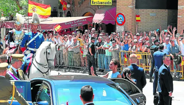 Al terminar el desfile los Reyes de España fueron aclamados por el público asistente.