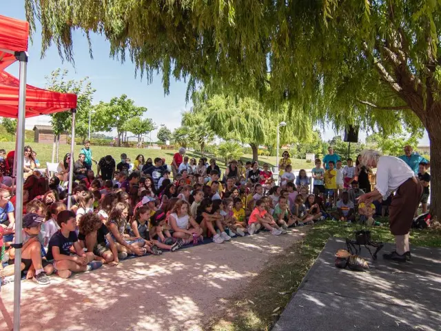 La compañía belga Plansjet presentó su Danza de títeres a los escolares en el parque de Los Olmos.