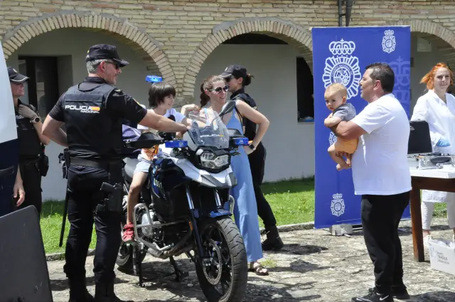 Varios niños se subieron a la moto de la Policía Nacional.