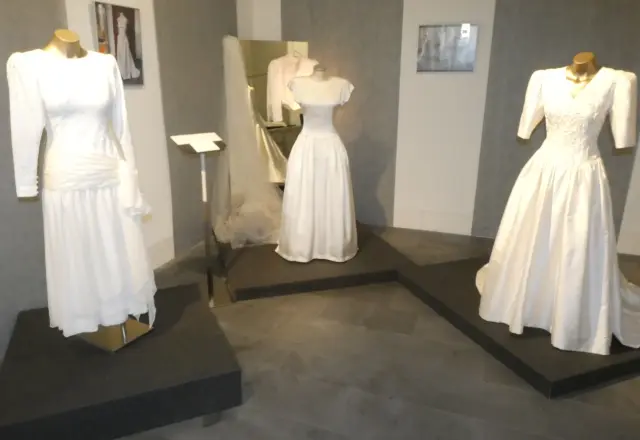 Algunos vestidos de la exposición.