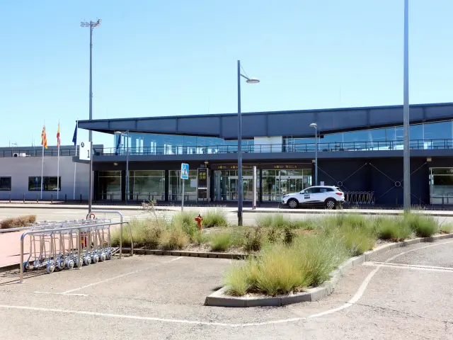 Un aeropuerto desértico en cuyo parking solo ocupan la plaza los coches de los trabajadores.