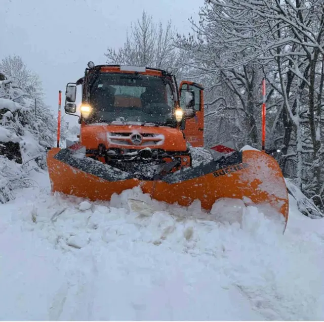 Camión de la comarca de la Ribagorza retirando nieve