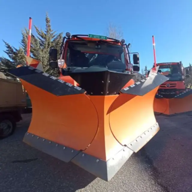 Los nuevos camiones del servicio de vialidad, en la comarca de La Ribagorza.