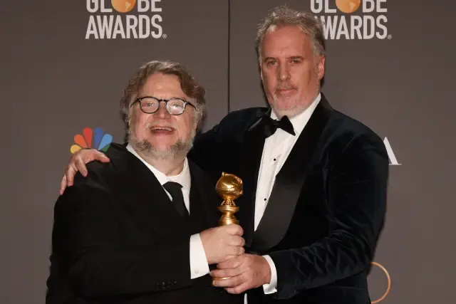 Guillermo del Toro (izquierda) consiguió el Globo de Oro a la Mejor película de animación por ‘Pinocchio’.