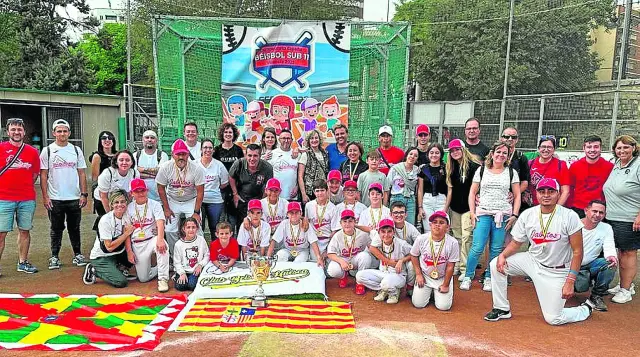 El equipo Sub 11, junto a los padres y amigos, tras conquistar el Campeonato de España en Valencia el pasado mes de octubre.