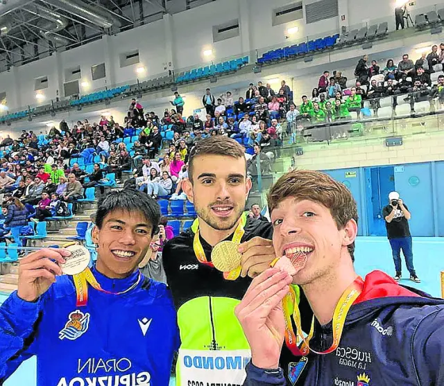 Selfie de Pablo Delgado, a la derecha, con sus compañeros de podio en el 60 vallas.