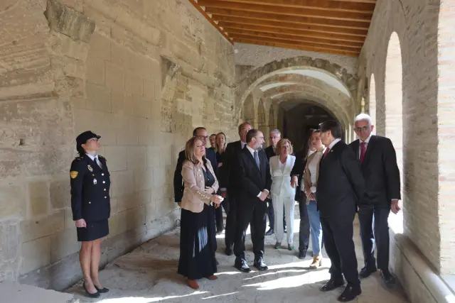 Recorrido por el claustro del Monasterio de Sijena de los integrantes del Consejo de Gobierno de Aragón este martes.