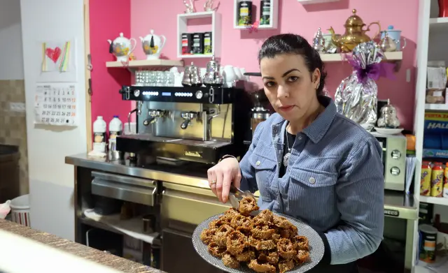 Hanane Maliki muestra algunos de los dulces de su pastelería.