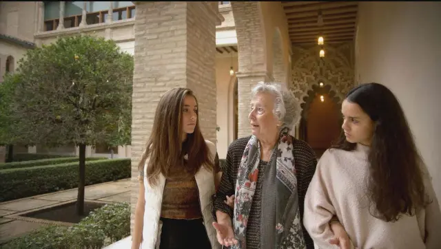 Juana de Grandes con sus nietas, en el palacio de la Aljafería, en un fotograma del documental.