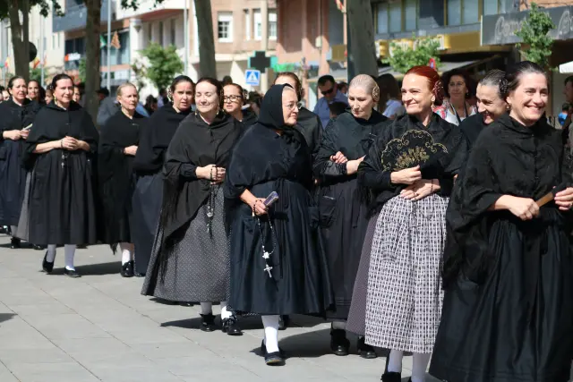Mujeres vestidas de 'jaies' (yayas), con el traje de luto.