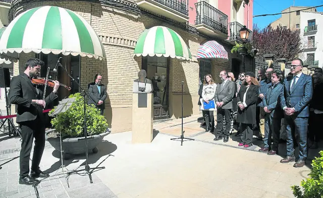 Inauguración del busto a la entrada de la calle Villahermosa de Huesca el 3 de abril.