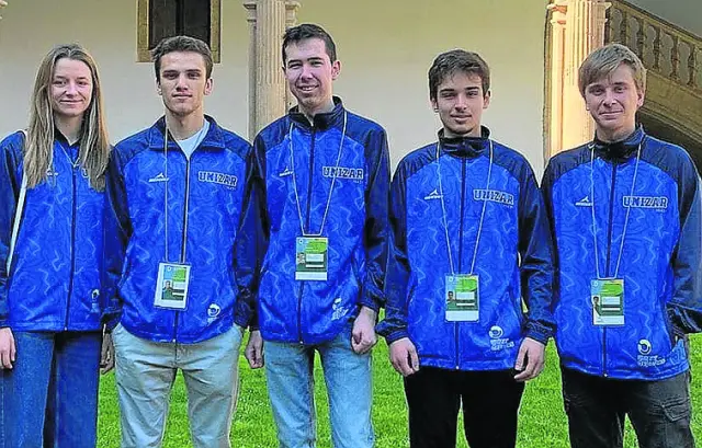 Eizaguerri, a la izquierda, con el equipo de la Universidad de Zaragoza en Salamanca.