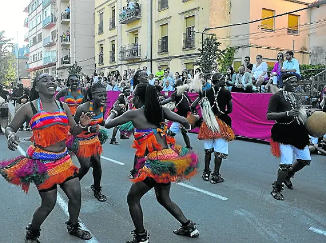 El grupo Crane Performers, de Uganda, se encargó de animar la parte inicial del desfile.