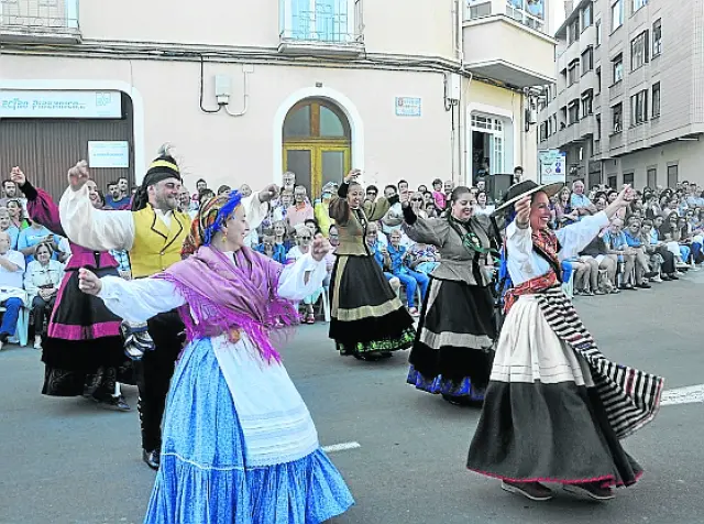 El grupo Son d’Aquí, de La Coruña, mostró el folclore gallego durante el desfile de clausura.