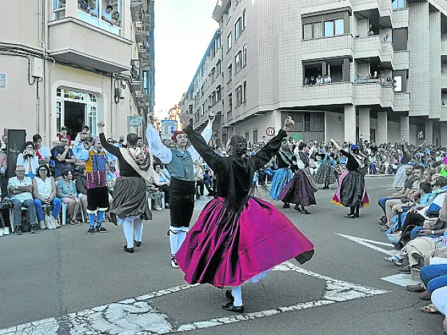 Uno de los representantes locales, el Grupo de Jota Uruel, aportando el folclore aragonés.