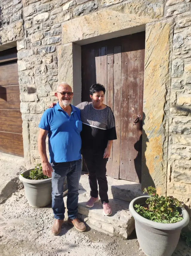 Jesús Garcés y su pareja, Marimar, a las puertas de su casa en Jánovas.