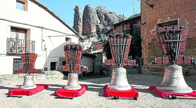 Campanas restauradas de Agüero antes de su colocación.