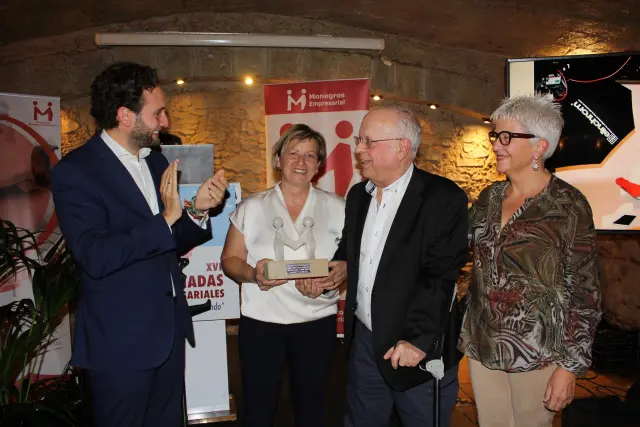 El presidente de la Diputación de Huesca, Isaac Claver, entregó el premio Monegros Empresarial a Rosendo López.