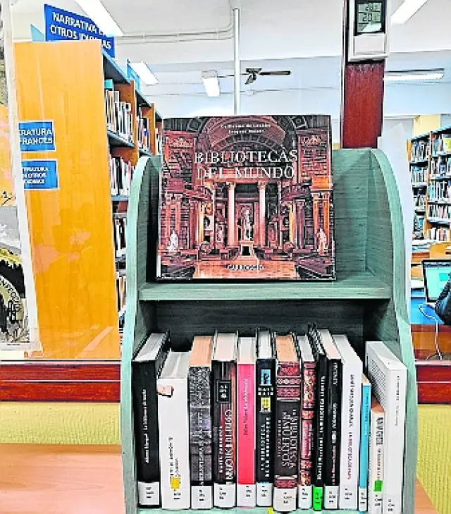 Stand con libros dedicados a las bibliotecas.