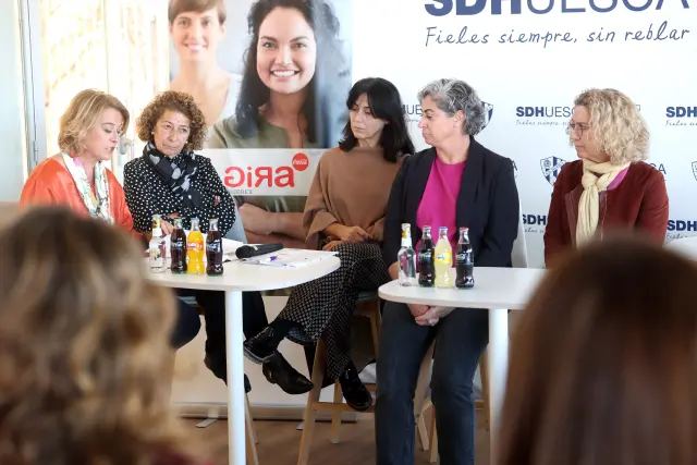 María Gracia, Carmen Fernández, Avelina Bellostas, Cristina Aranda y Clara Arpa, durante la mesa redonda.
