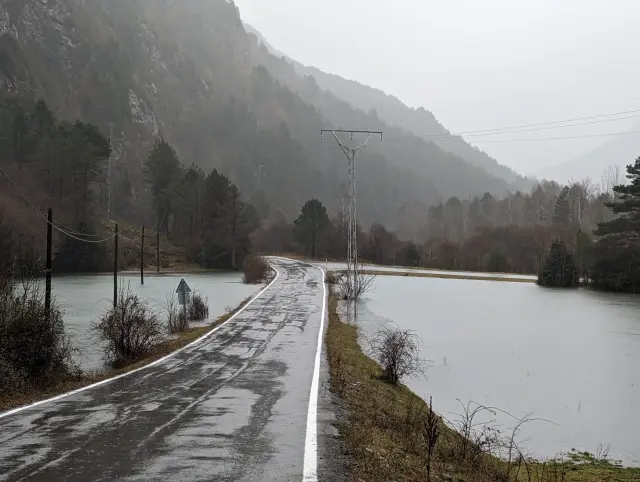 Aspecto de la carretera entre Espierba y Bielsa, próxima a inundarse tras las últimas lluvias.