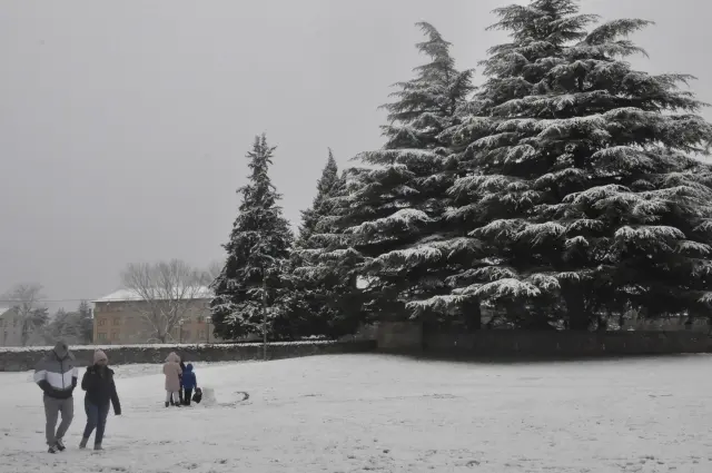 Niños y mayores disfrutaron de la nieve en la Ciudadela de Jaca.