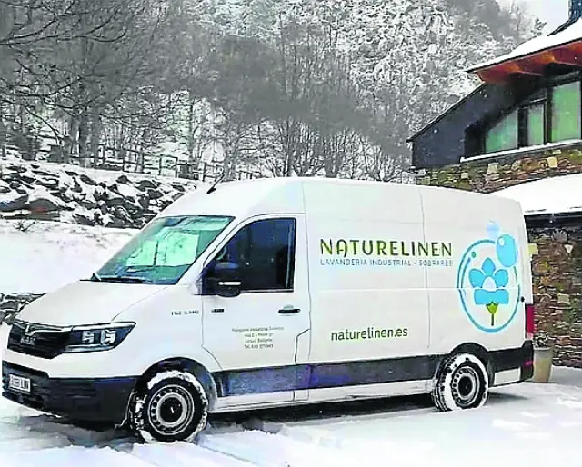 Naturelinen cuenta con dos furgonetas de reparto.