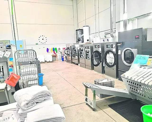 Sala de máquinas de la lavandería industrial ubicada en Boltaña.