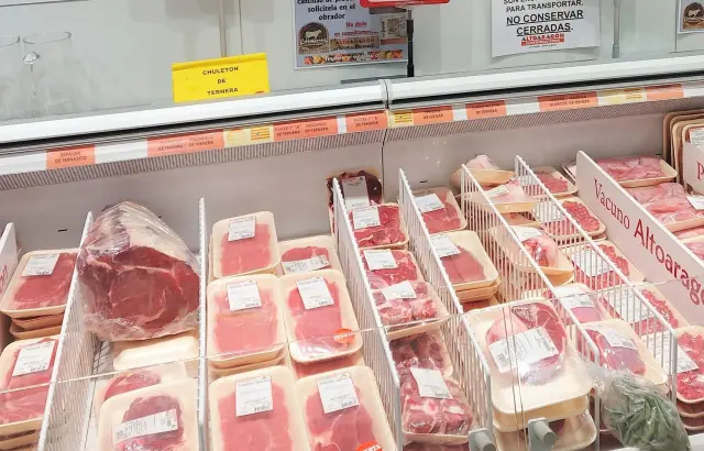 Lineal de carne en un Supermercado Altoaragón en Sabiñánigo.