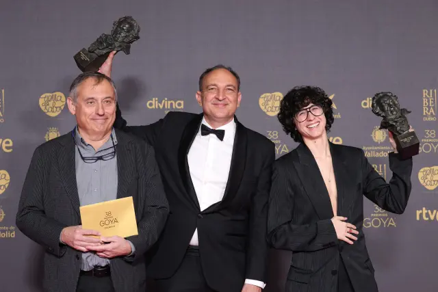 Pau Costa, Félix Bergés y Laura Pedro posan con el premio a los Mejores efectos especiales.