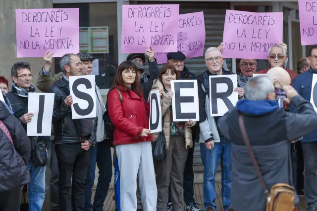 Asociaciones memorialistas protestando a las puertas del Parlamento autonómico por la derogación de la Ley de Memoria Democrática de Aragón.