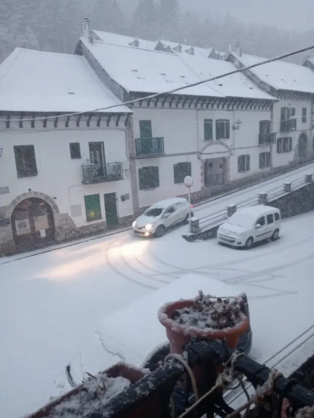 Nieve en Canfranc-Estación en la tarde de este viernes.