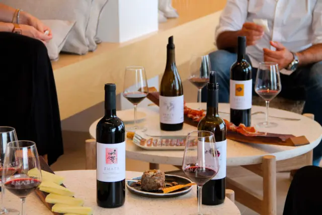 El nuevo winebar ofrece los vinos de ENATE, vinculados cada uno a un artista.