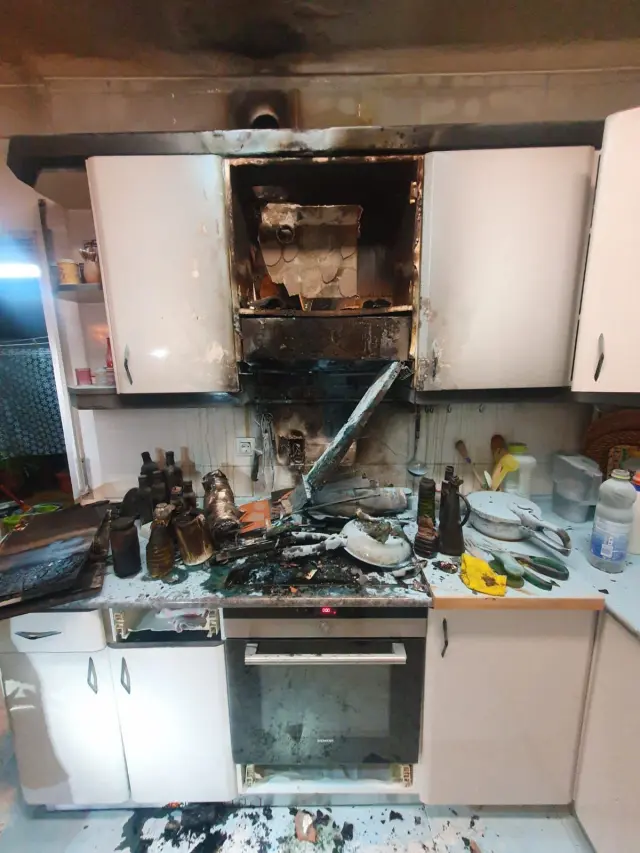 Estado en el que quedó la cocina después del fuego.